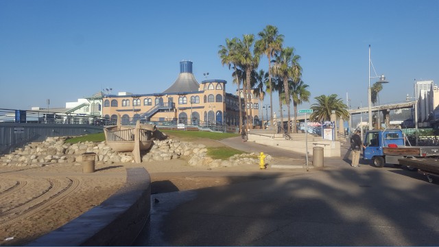 approaching the carousel, from the beach walkway